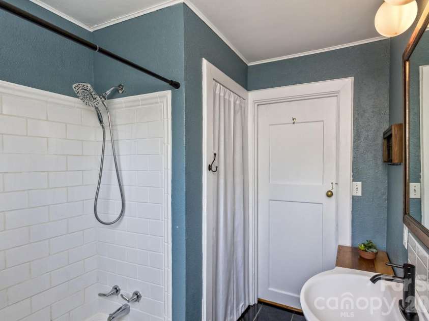 163 Arthur Road, Asheville, NC 28806.  MLS# CAR4370010, YatesRealty ID 13771. Bathroom