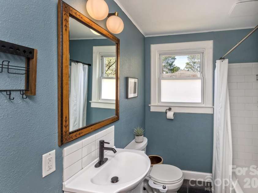 163 Arthur Road, Asheville, NC 28806.  MLS# CAR4370010, YatesRealty ID 13771. Bathroom.