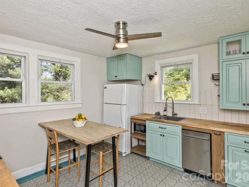 163 Arthur Road, Asheville, NC 28806.  MLS# CAR4370010, YatesRealty ID 13771. Kitchen.