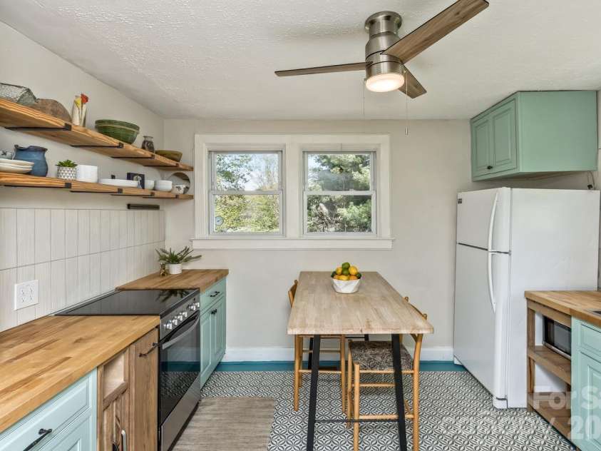 163 Arthur Road, Asheville, NC 28806.  MLS# CAR4370010, YatesRealty ID 13771. Kitchen