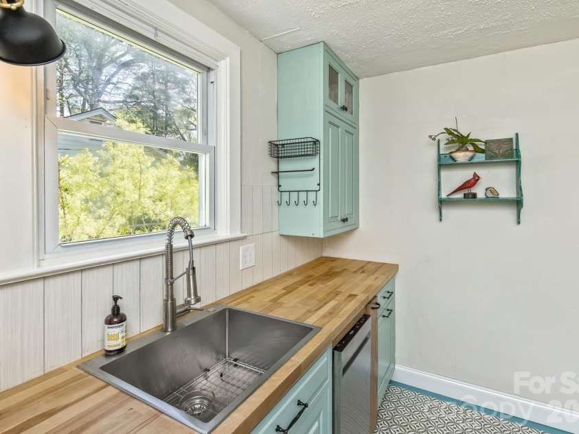 163 Arthur Road, Asheville, NC 28806.  MLS# CAR4370010, YatesRealty ID 13771. Kitchen