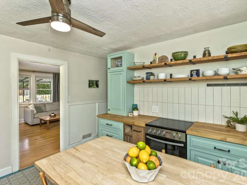 163 Arthur Road, Asheville, NC 28806.  MLS# CAR4370010, YatesRealty ID 13771. Kitchen