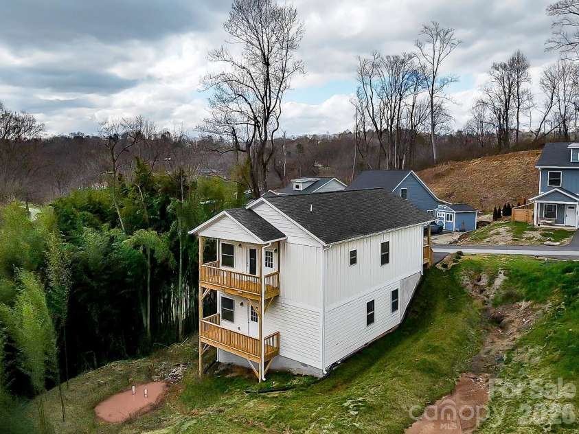 115 Northbend Drive, Asheville, NC 28804.  MLS# CAR4353733, YatesRealty ID 13772. 