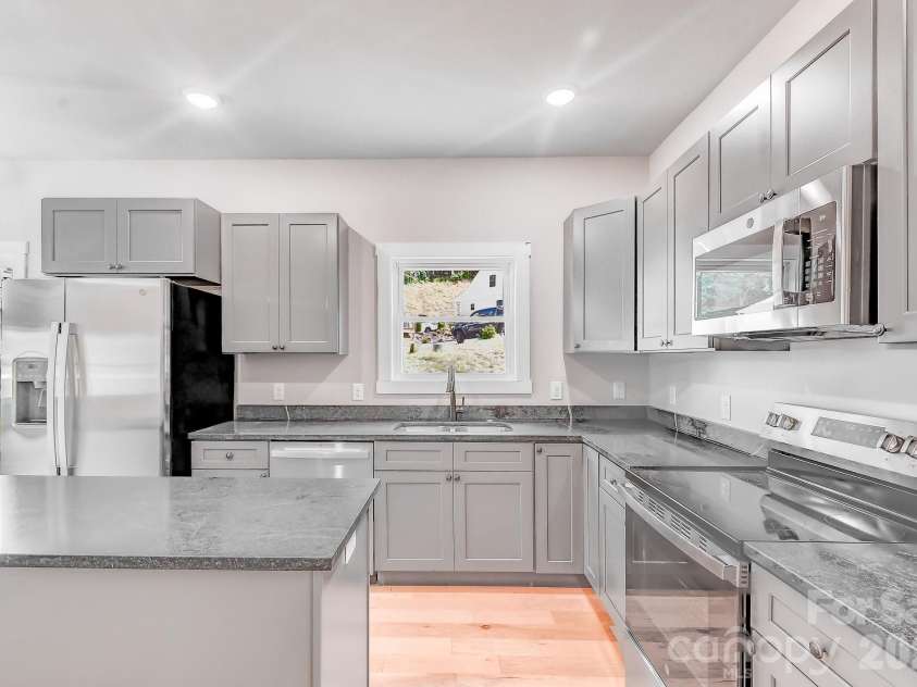 127 Northbend Drive, Asheville, NC 28804.  MLS# CAR4353731, YatesRealty ID 13773. 