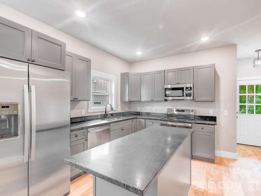 127 Northbend Drive, Asheville, NC 28804.  MLS# CAR4353731, YatesRealty ID 13773. 