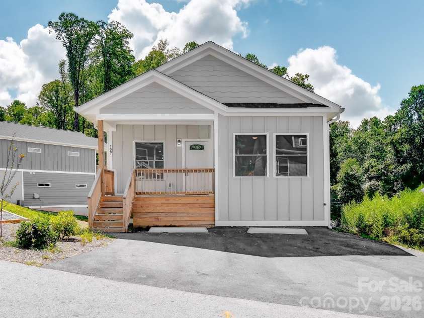 127 Northbend Drive, Asheville, NC 28804.  MLS# CAR4353731, YatesRealty ID 13773. 