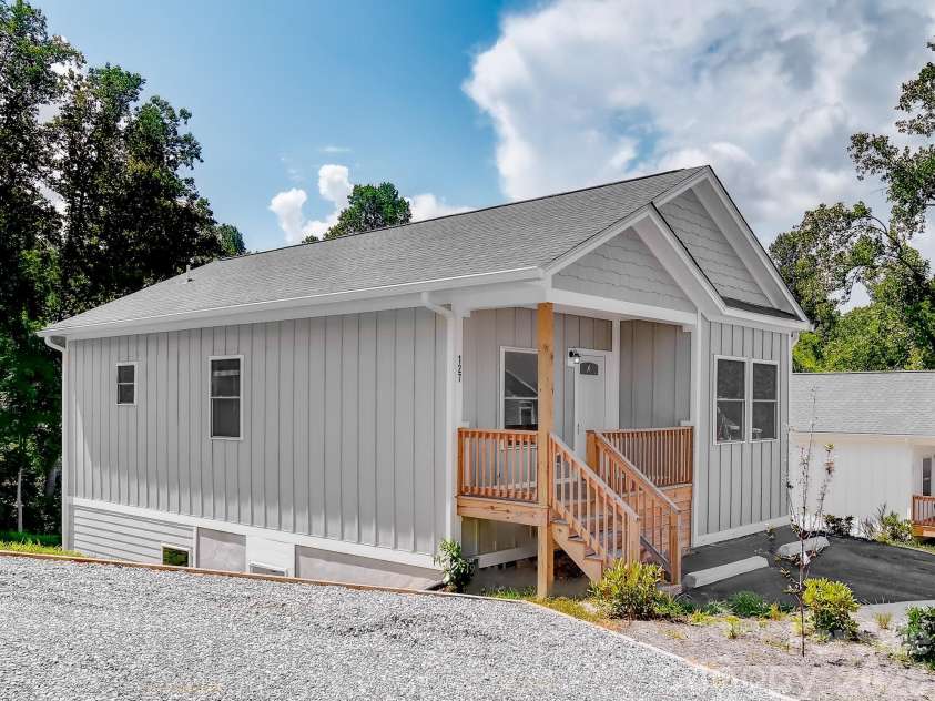 127 Northbend Drive, Asheville, NC 28804.  MLS# CAR4353731, YatesRealty ID 13773. 