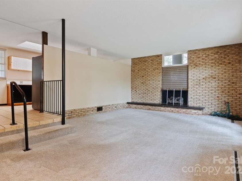 467 16th Avenue, Hickory, NC 28601.  MLS# CAR4259321, YatesRealty ID 13773. 