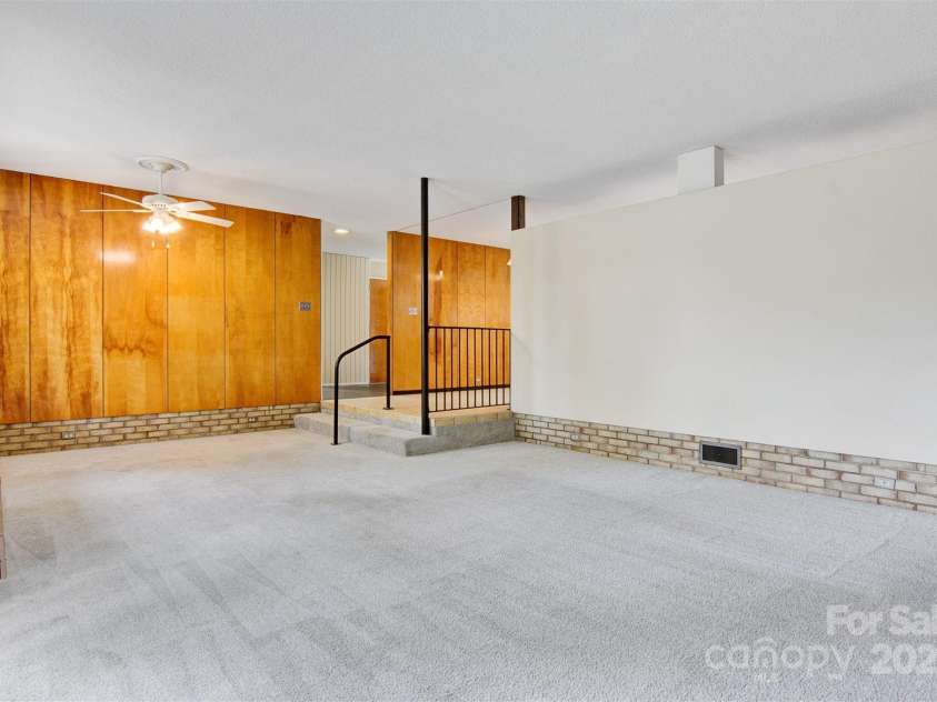 467 16th Avenue, Hickory, NC 28601.  MLS# CAR4259321, YatesRealty ID 13773. 