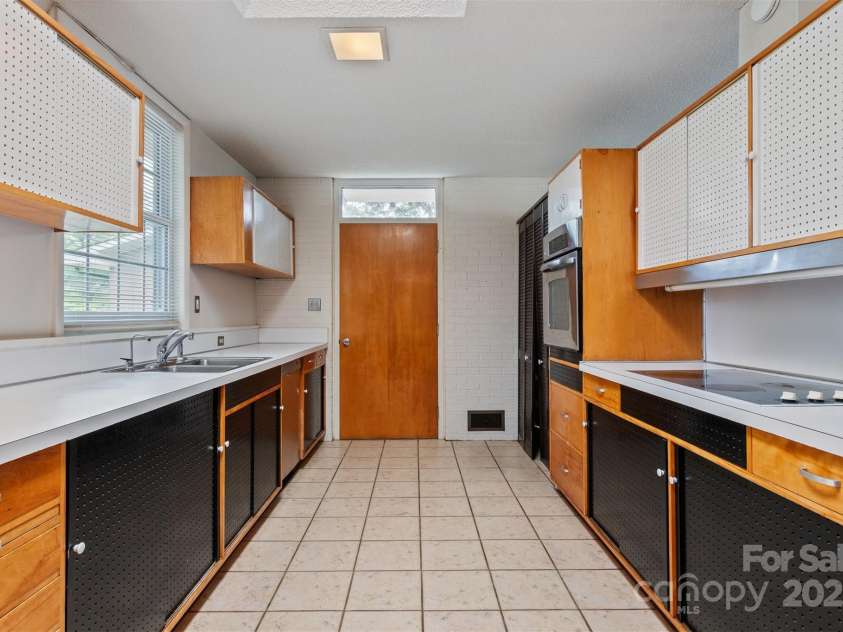 467 16th Avenue, Hickory, NC 28601.  MLS# CAR4259321, YatesRealty ID 13773. 