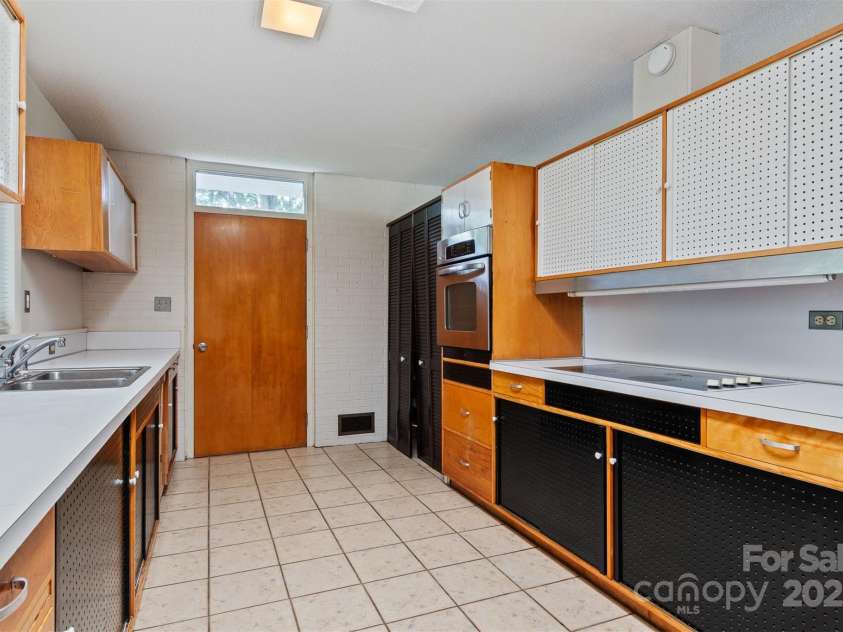 467 16th Avenue, Hickory, NC 28601.  MLS# CAR4259321, YatesRealty ID 13773. 