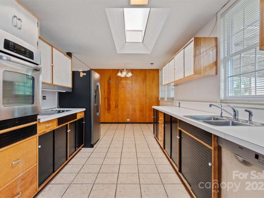 467 16th Avenue, Hickory, NC 28601.  MLS# CAR4259321, YatesRealty ID 13773. 