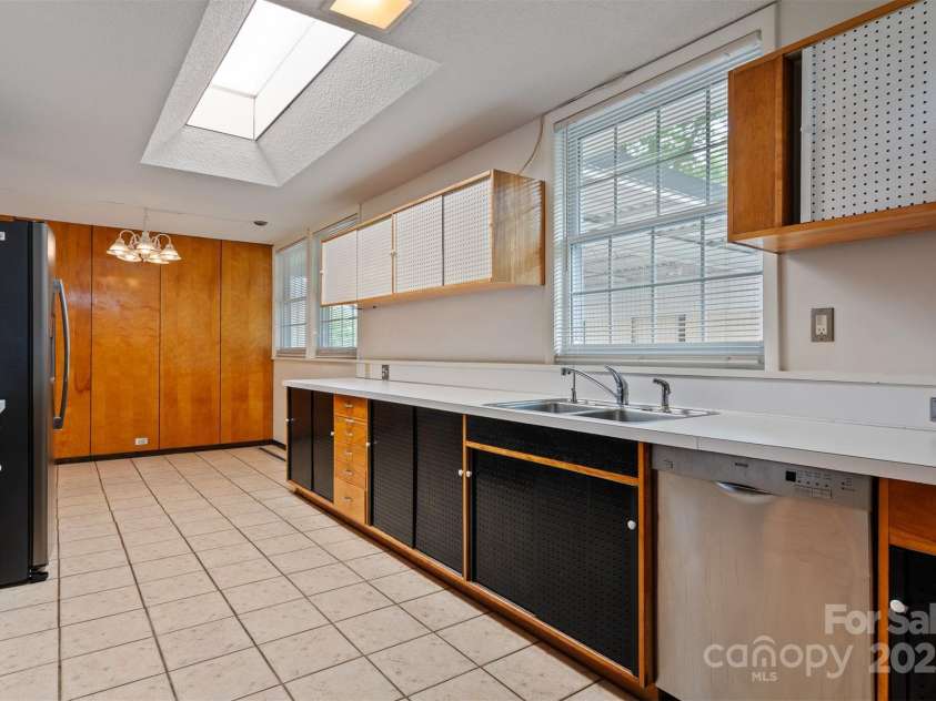 467 16th Avenue, Hickory, NC 28601.  MLS# CAR4259321, YatesRealty ID 13773. 