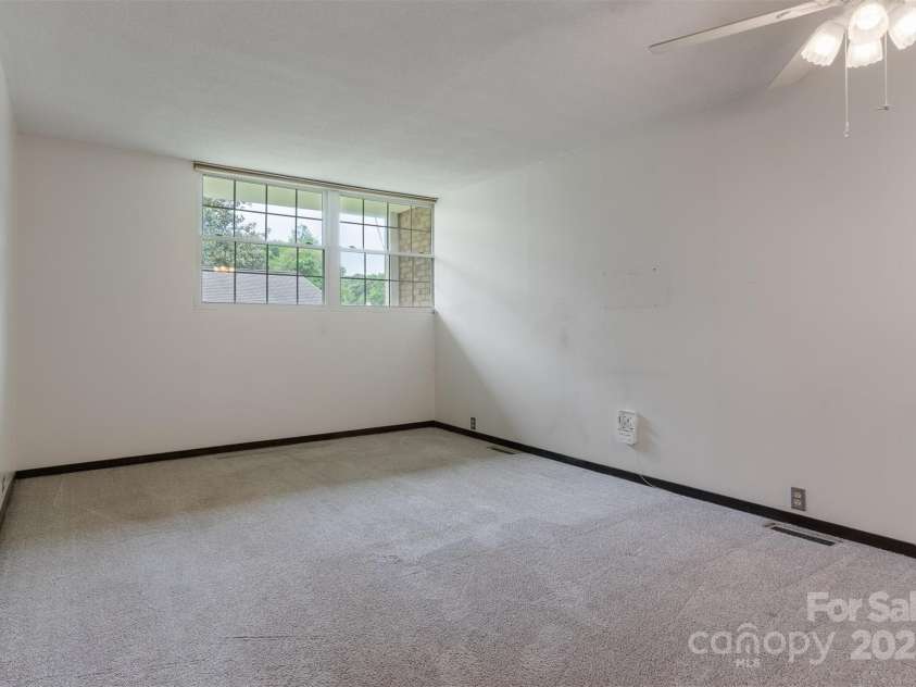 467 16th Avenue, Hickory, NC 28601.  MLS# CAR4259321, YatesRealty ID 13773. 