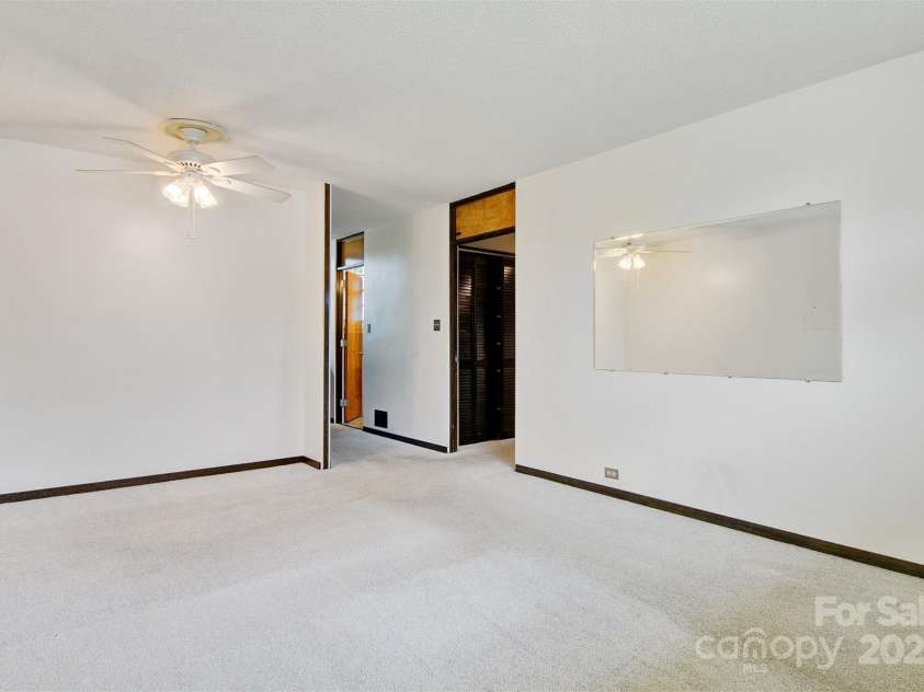 467 16th Avenue, Hickory, NC 28601.  MLS# CAR4259321, YatesRealty ID 13773. 