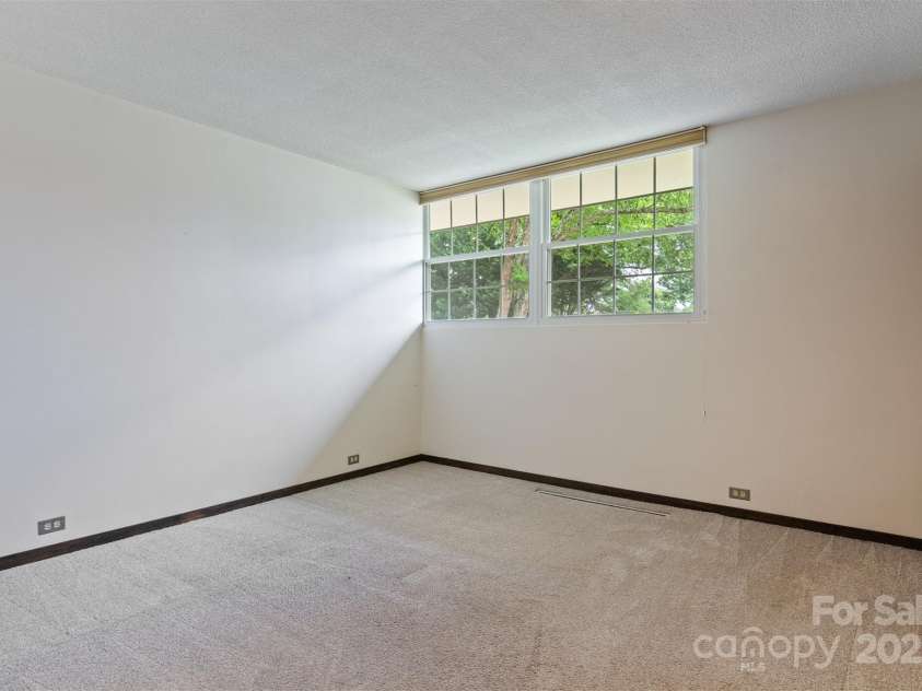 467 16th Avenue, Hickory, NC 28601.  MLS# CAR4259321, YatesRealty ID 13773. 