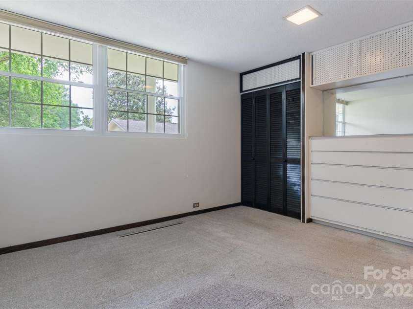 467 16th Avenue, Hickory, NC 28601.  MLS# CAR4259321, YatesRealty ID 13773. 