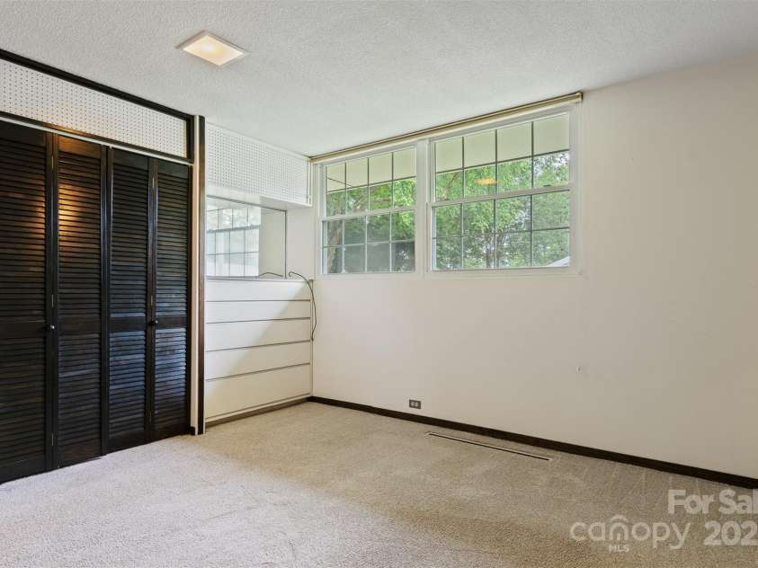 467 16th Avenue, Hickory, NC 28601.  MLS# CAR4259321, YatesRealty ID 13773. 