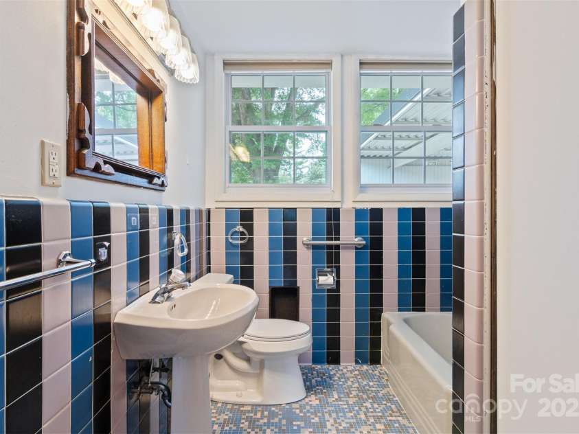 467 16th Avenue, Hickory, NC 28601.  MLS# CAR4259321, YatesRealty ID 13773. 