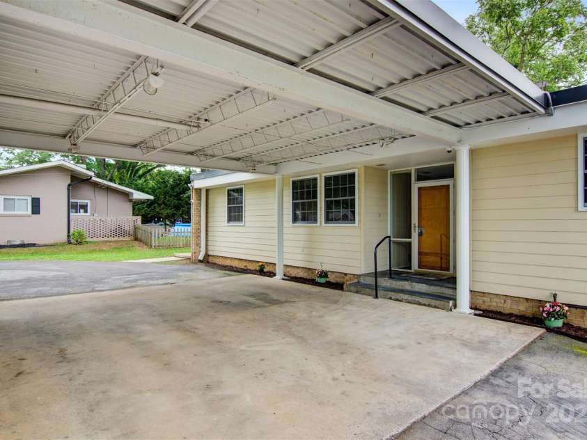 467 16th Avenue, Hickory, NC 28601.  MLS# CAR4259321, YatesRealty ID 13773. 