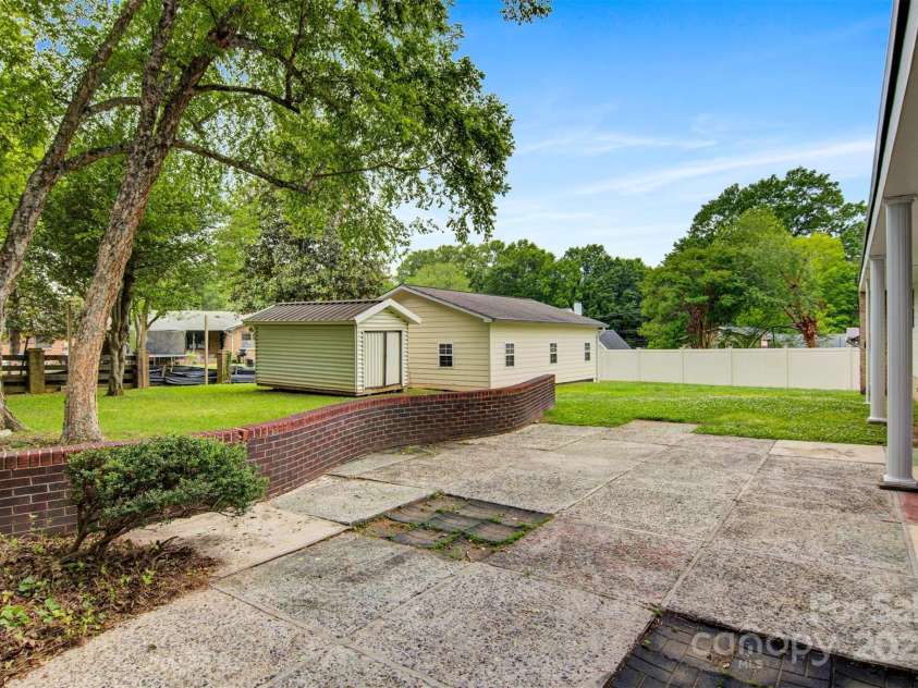 467 16th Avenue, Hickory, NC 28601.  MLS# CAR4259321, YatesRealty ID 13773. 