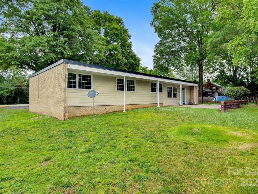 467 16th Avenue, Hickory, NC 28601.  MLS# CAR4259321, YatesRealty ID 13773. 