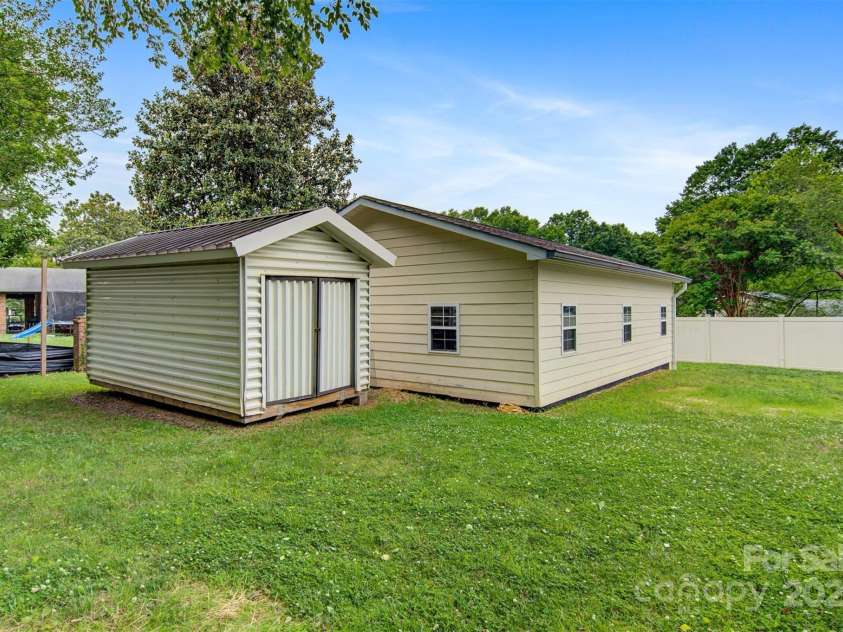 467 16th Avenue, Hickory, NC 28601.  MLS# CAR4259321, YatesRealty ID 13773. 