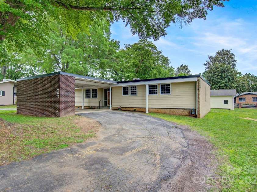 467 16th Avenue, Hickory, NC 28601.  MLS# CAR4259321, YatesRealty ID 13773. 