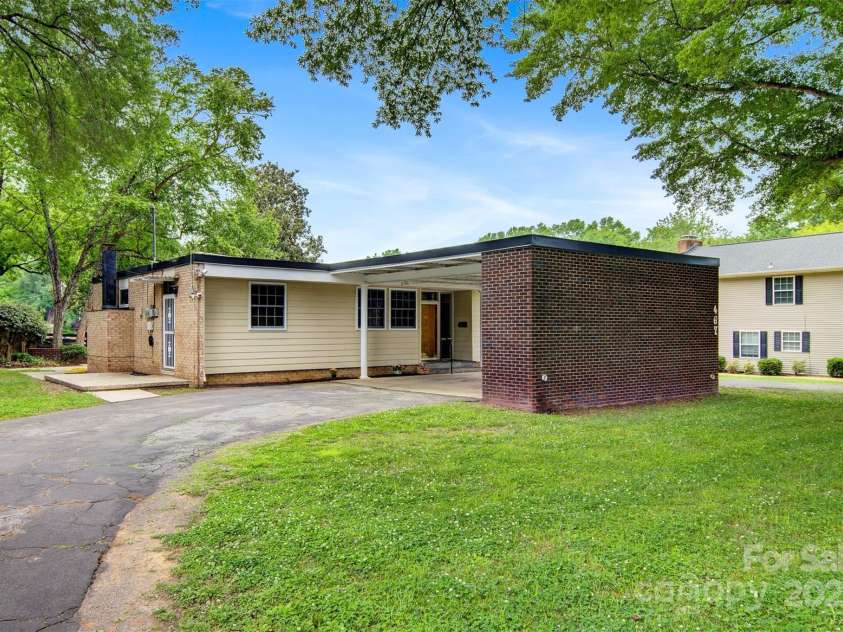 467 16th Avenue, Hickory, NC 28601.  MLS# CAR4259321, YatesRealty ID 13773. 