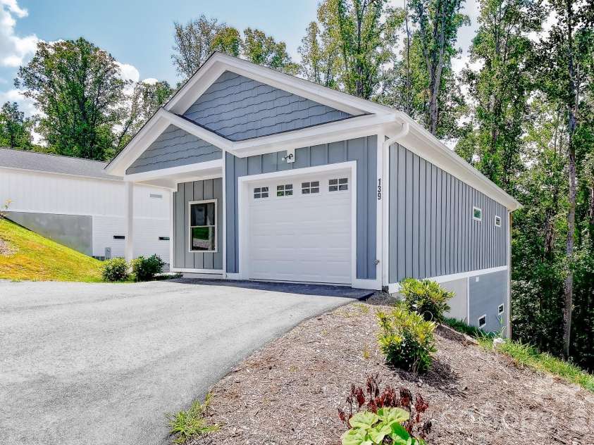 139 Northbend Drive, Asheville, NC 28804.  MLS# CAR4364167, YatesRealty ID 13774. 