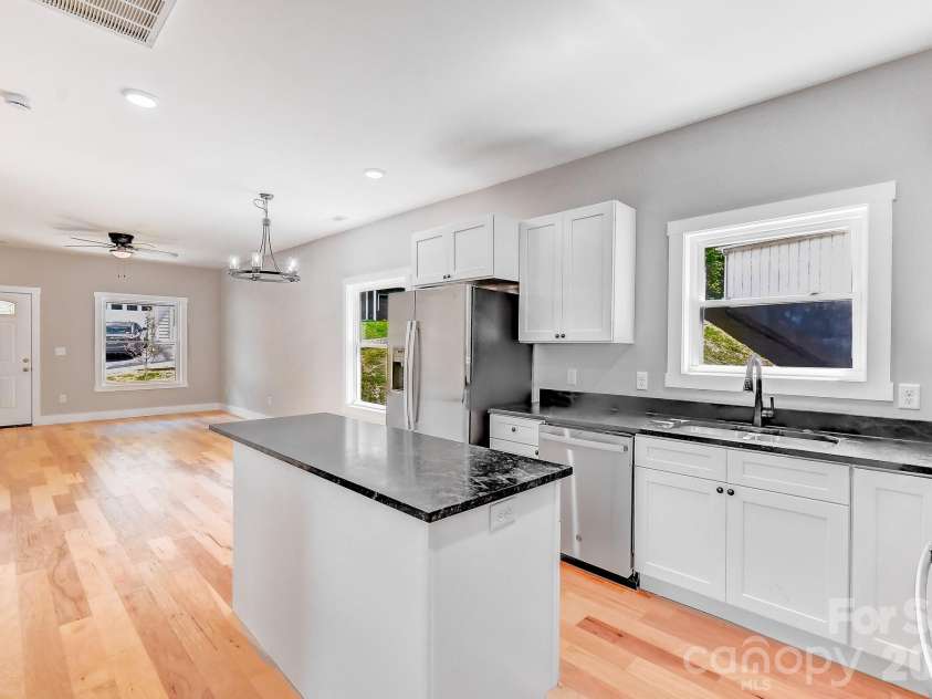 139 Northbend Drive, Asheville, NC 28804.  MLS# CAR4364167, YatesRealty ID 13774. 