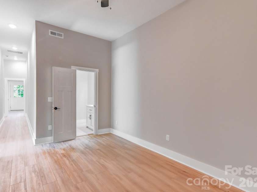 139 Northbend Drive, Asheville, NC 28804.  MLS# CAR4364167, YatesRealty ID 13774. 