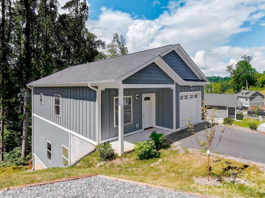 139 Northbend Drive, Asheville, NC 28804.  MLS# CAR4364167, YatesRealty ID 13774. 
