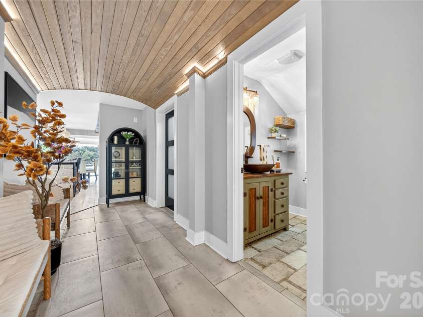 7508 Bankhead Road, Denver, NC 28037.  MLS# CAR4392246, YatesRealty ID 13775. Foyer/ half bath