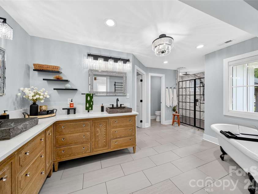 7508 Bankhead Road, Denver, NC 28037.  MLS# CAR4392246, YatesRealty ID 13775. Primary Bathroom