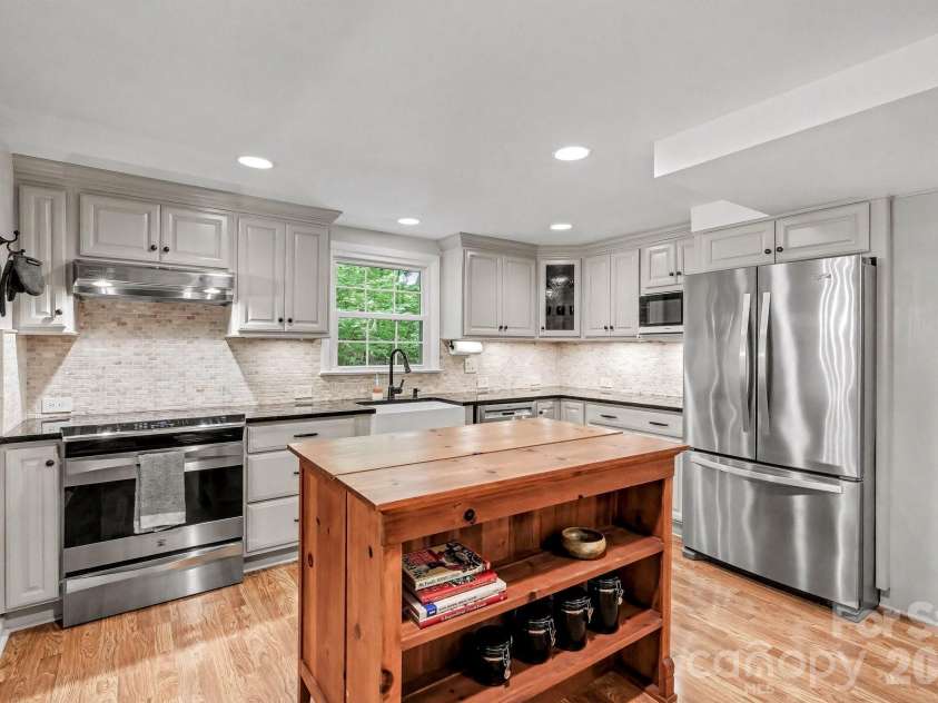 701 Tadlock Place, Matthews, NC 28105.  MLS# CAR4370332, YatesRealty ID 13776. 