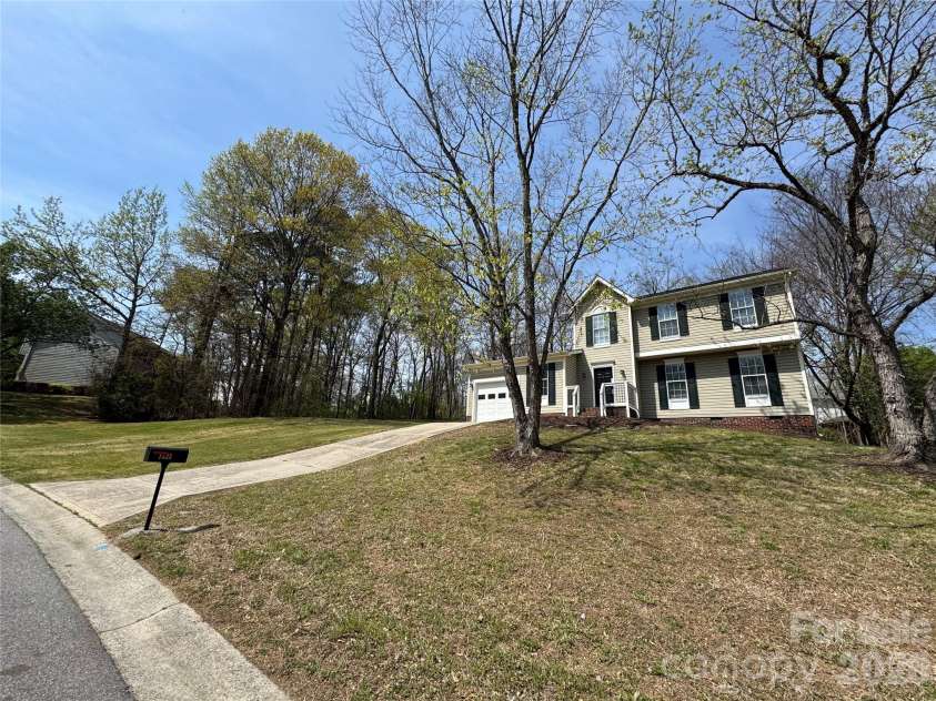 1425 Sugar Hollow Drive, Charlotte, NC 28214.  MLS# CAR4362199, YatesRealty ID 13779. 