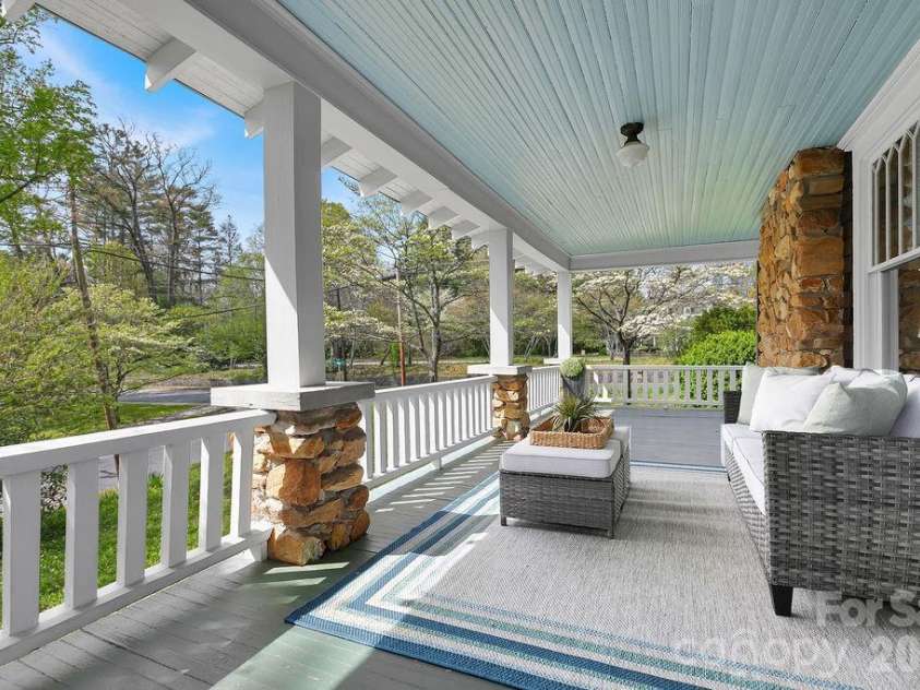 431 Main Street, Brevard, NC 28712.  MLS# CAR4370009, YatesRealty ID 13781. 