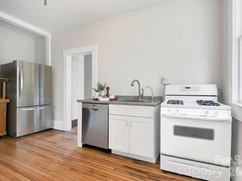 431 Main Street, Brevard, NC 28712.  MLS# CAR4370009, YatesRealty ID 13781. 