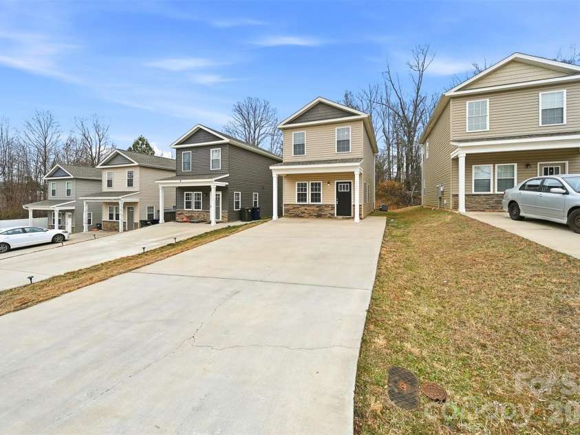 2650 14th Street, Hickory, NC 28601.  MLS# CAR4350279, YatesRealty ID 13792. 