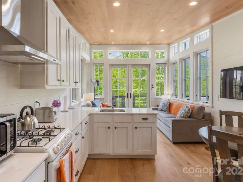 134 Rock Face Trail, Highlands, NC 28741.  MLS# CAR4260300, YatesRealty ID 13793. 