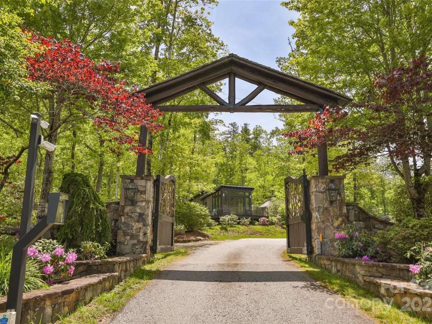 134 Rock Face Trail, Highlands, NC 28741.  MLS# CAR4260300, YatesRealty ID 13793. 