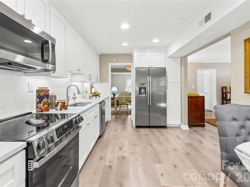 4327 Silo Lane, Charlotte, NC 28226.  MLS# CAR4361202, YatesRealty ID 13795. Beautiful Remodeled Kitchen