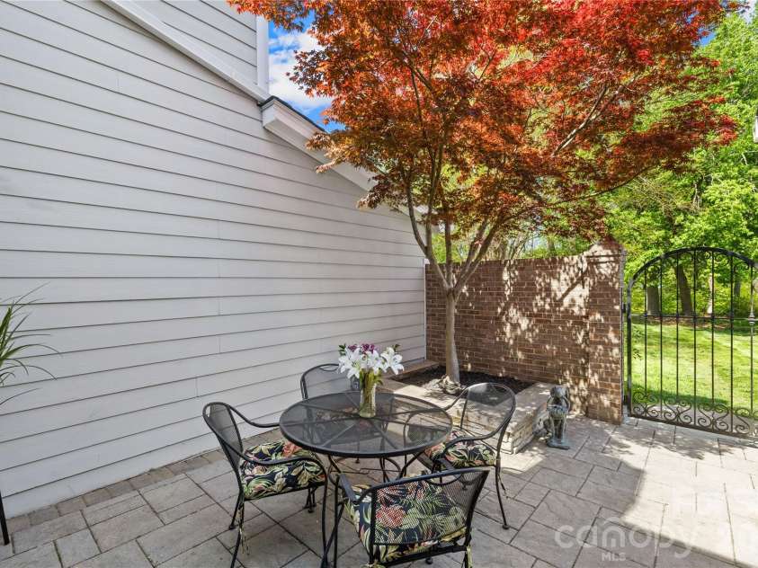 4327 Silo Lane, Charlotte, NC 28226.  MLS# CAR4361202, YatesRealty ID 13795. Private Courtyard Overlooking Common Area