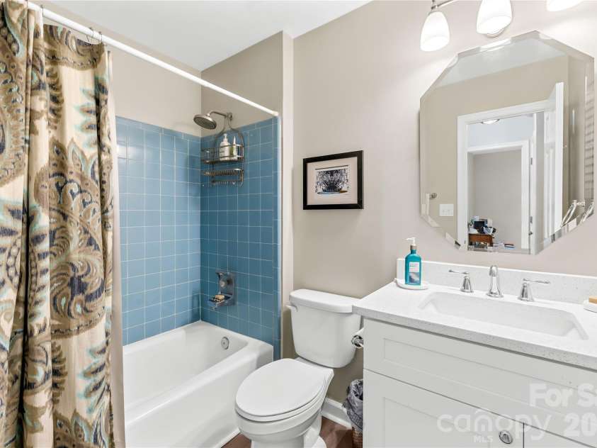 4327 Silo Lane, Charlotte, NC 28226.  MLS# CAR4361202, YatesRealty ID 13795. Upstairs Shared Full Bathroom