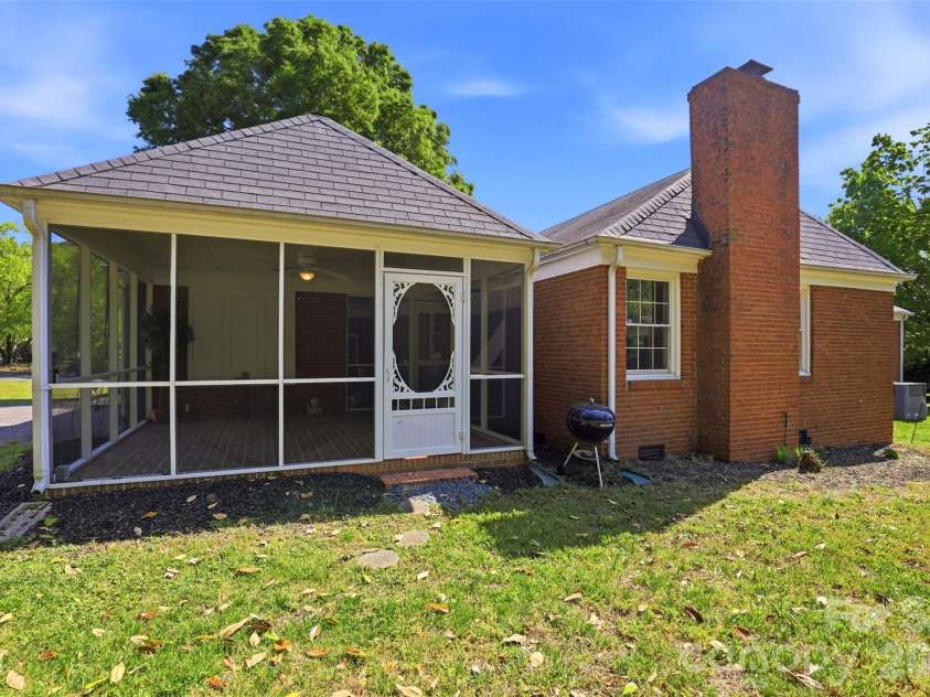 1406 Lakeview Drive, Monroe, NC 28112.  MLS# CAR4358225, YatesRealty ID 13800. 