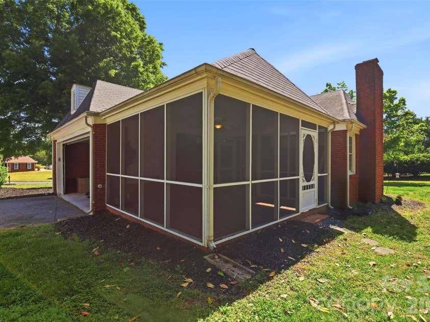 1406 Lakeview Drive, Monroe, NC 28112.  MLS# CAR4358225, YatesRealty ID 13800. 