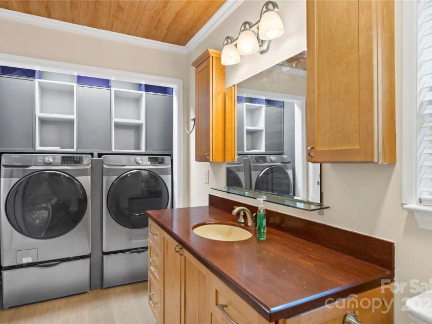 8302 Holbrook Square Court, Charlotte, NC 28216.  MLS# CAR4258996, YatesRealty ID 13802. 