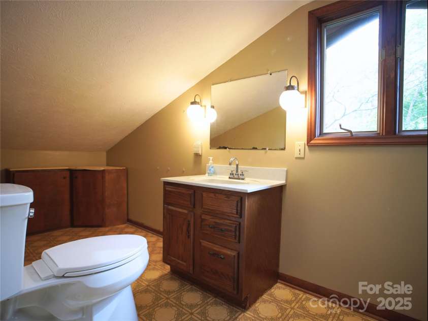 28 Fore Road, Asheville, NC 28806.  MLS# CAR4206820, YatesRealty ID 13803. Upstairs full bathroom