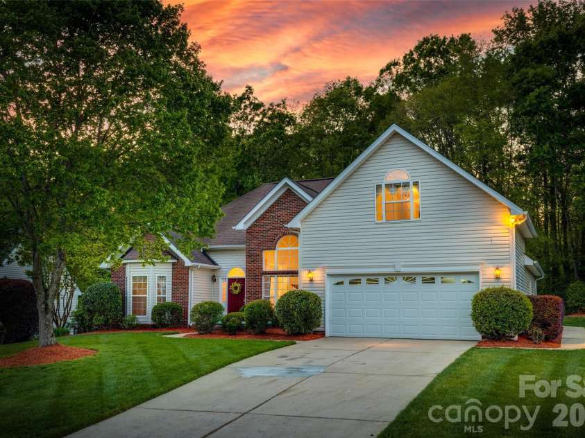 127 Nims Spring Drive, Fort Mill, SC 29715.  MLS# CAR4368762, YatesRealty ID 13804. 